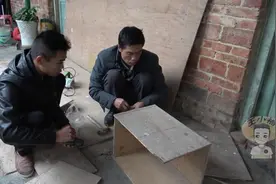 王小福:开始钉诱蜂箱了，两父子匆匆忙忙钉了两只诱蜂养蜂都可以视频封面