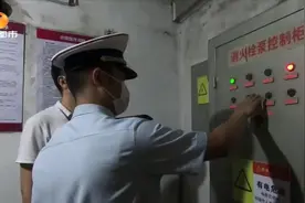 KTV部分区域使用泡沫彩钢板，存安全隐患，执法人员现场查封整改视频封面