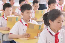 唱支红歌给党听 | 菏泽开发区振兴路小学全体师生倾情演唱祝福祖国图片