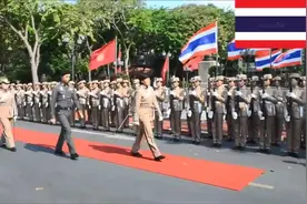 泰军方仪仗队,领队女军官欢快步伐是全程最大亮点视频封面