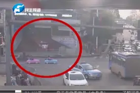 童心未泯？成年人开着玩具车上路视频封面