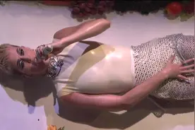 Katy Perry水果姐躺竟然餐桌上唱歌，羞不羞！视频封面