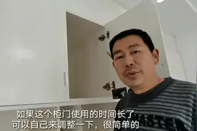 衣柜平开门缝隙变大怎样调试，装修工与你分享最简单的操作方法视频封面
