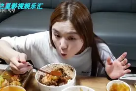 外卖送到家，韩国小姐姐开始吃韩国炸酱面，感觉看着挺好吃的！视频封面
