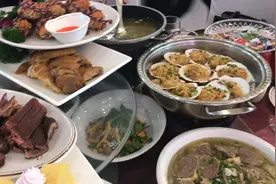 小伙第一次参加百岁寿宴，现场热闹非凡，菜品丰盛！