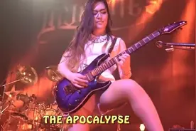 女电吉他手强势对飙现场，又飒又帅气！