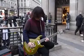 电吉他街头演绎，比弹唱更吸引人，技艺惊人啊！