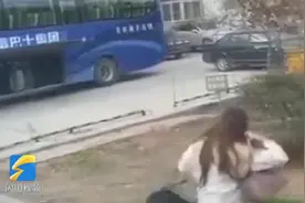 体温一直在37.3℃，归国女子竟从车上跳窗逃跑，医护人员狂奔追回视频封面