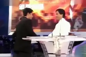2001年张国荣献吻给梁朝伟颁奖，经典难忘的场面，原音中字视频封面
