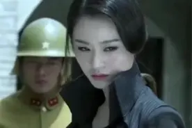 鬼子脱掉女八路的鞋，为了争夺她，鬼子竟然大打出手！视频封面