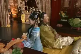 皇上驾崩王爷继位，皇后稳坐后位，皇贵妃带太子远走高飞视频封面