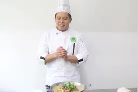 清汤羊肉只需要简单几个香料，汤汁浓白不膻不腥清甜美味，收藏了视频封面