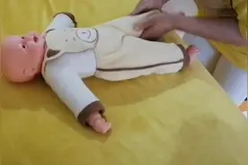 教新手宝妈做新生儿触摸运动，让宝宝爱上运动