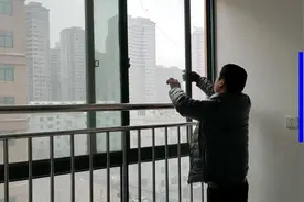 楼房玻璃出现裂痕，看看农村小伙想出啥小妙招？媳妇一旁大力支持视频封面