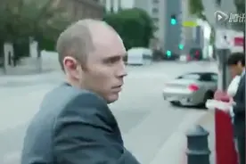 奇葩！英国男子穿超短裤配恨天高跳甩臀舞视频封面