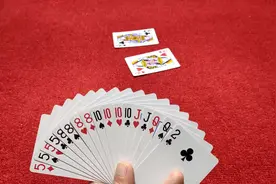 手上四个8竟没机会打出去，小伙三炸毫无招架之力，真悲惨