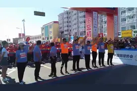 2019齐齐哈尔碾子山山地马拉松回顾：领跑运动员就位热身视频封面