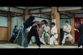 李小龙一人独闯日本武馆，打败众多武士，一脚踢碎“东亚病夫”视频封面