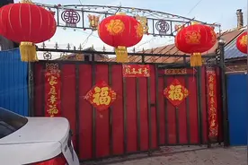 大年初一，东北小镇街道上空空无人，家家户户大门上挂满大红灯笼视频封面