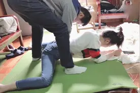 小姐姐青蛙趴下不去，小伙来帮忙，这感觉太酸爽了视频封面