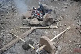 荒野求生系列，外国小伙原始技术教你野外钻木取工具火绳钻与泵钻视频封面