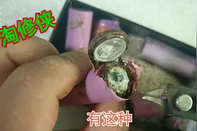 充电宝造假技术登峰造极，拆开电池内部让人瞠目结舌，居然灌沙子视频封面