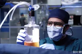 小孩被玻璃扎穿动脉发生气胸现象，路过医生用小刀和两瓶酒救了他