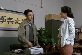 影视：糟糠之妻被丈夫嫌弃，妻子洗漱化妆后，变成个漂亮的大美人视频封面