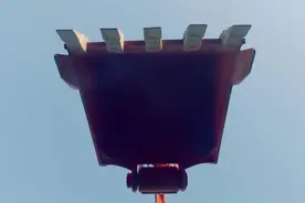 美女开挖掘机，直接把张伟和落水女生从水里捞出来视频封面