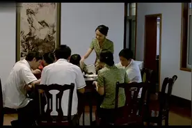 影视：女孩休学带眼瞎的母亲打工赚学费，做服务员一份饭分着吃视频封面