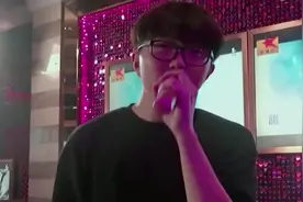 顶级歌手在KTV唱歌，隔壁客人：这些人花钱开原唱有啥意思？