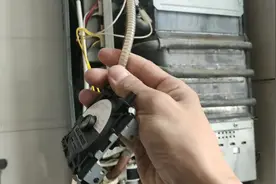 万家乐燃气热水器不点火显示e2师傅上门换个启动器收多少钱合适？