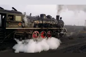这才是真正的火车，铁路上浓烟滚滚的蒸汽火车，还能倒着开！视频封面