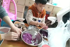 单亲妈妈陪儿子制作小零食，好玩好看又好吃，又能培养亲子感情