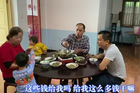 老公上街买鸡饲料，还拿现金给公婆补贴家用，减轻家庭生活负担视频封面