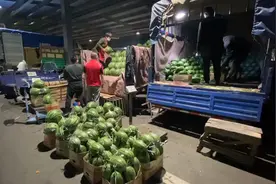 凌晨实拍山东青岛水果批发市场，大棚西瓜上市了，看看啥价格视频封面