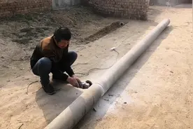 农村电线杆废物利用，老爹现场切割机教学，猜猜究竟这是做什么？视频封面