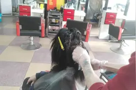 告诉大家染发的基本操作方法，在家也可以自己染头发。