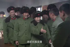 影视：女兵见到男兵热情的相拥，排长赶紧拉开，别抱别抱 哈哈视频封面