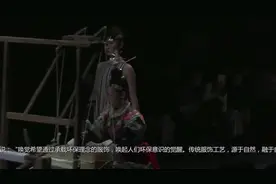 白衬衫搭配蓝色短裙，穿上朝气有格调，尽显时尚潮流范！视频封面