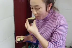 南方人不懂东北人为什么喜欢黑黑的冻梨，吃了才知道原来这么美味