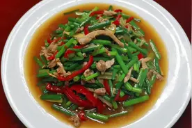 老赵分享农村家常菜韭菜梗炒肉丝，做法简单色香味俱全家人都爱吃