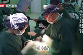 骨瘦如柴的男子，几乎没有皮下脂肪，医生还要切下一段骨头视频封面