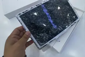 小伙劝阻无效，大爷怒摔华为平板M6，只因屏幕显示不清晰？视频封面