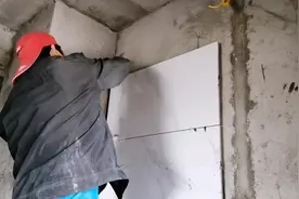 新房装修，贴80*80瓷砖上墙怕掉下来，师傅用一根铜线质保30年。视频封面