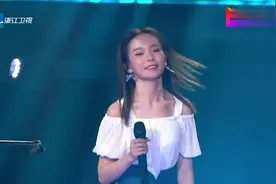 漂亮女孩演唱《爱笑的眼睛》歌声优美，宛如天籁之音