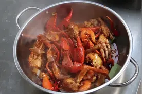 胖哥俩肉蟹煲的制作，全靠这道秘制酱料，全程大火收汁即可！