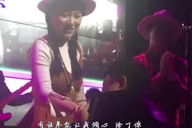 醉酒男子酒吧抢麦，随口一唱惊艳全场，驻唱：我还怎么混！视频封面
