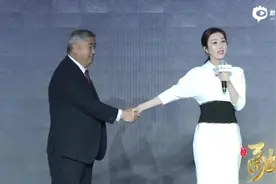 田朴珺现场示范“贵族”礼仪方式，全场无人互动，气氛尴尬