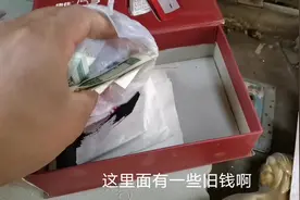 在一个废弃的老房子里发现了一个木箱子打开看看里面都有什么